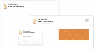 Voorstel van vormgeving briefpapier, visitekaartje en envelop in huisstijl van gemeente Geertruidenberg.