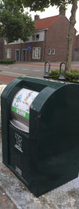 Afbeelding van een sticker op een ondergrondse container. De sticker geeft aan dat in deze container enkel PMD afval mag.